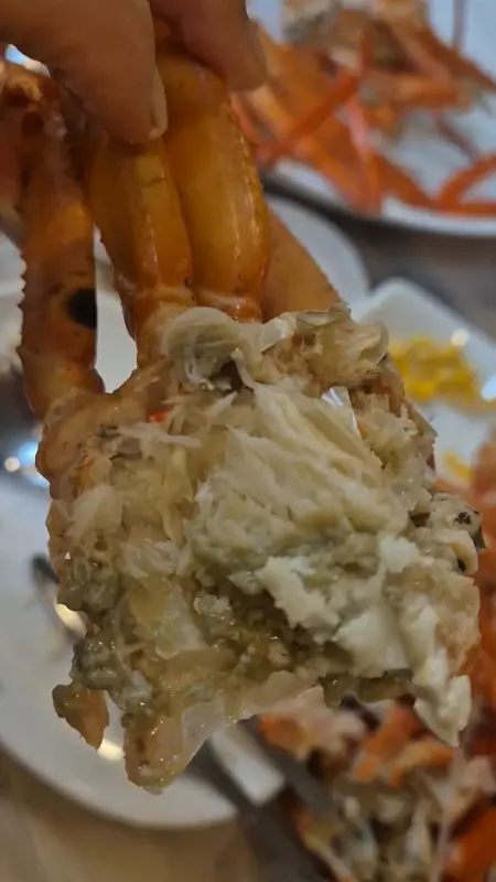 홍게 다리 살을 보여주는 모습