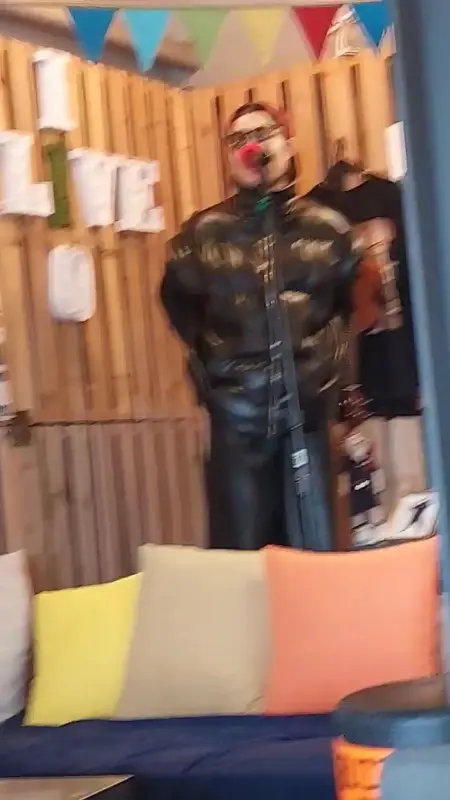 흥겨운 라이브 공연을 펼치는 사장님