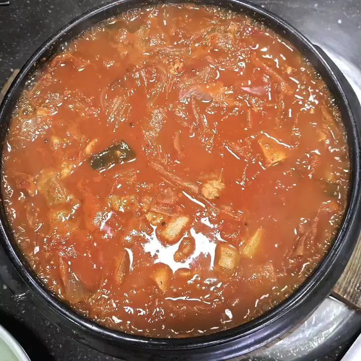 김치와 돼지고기가 듬뿍 들어간 김치찌개