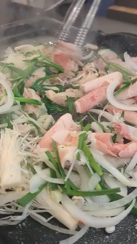 불판 위에서 익어가는 오리 차돌박이