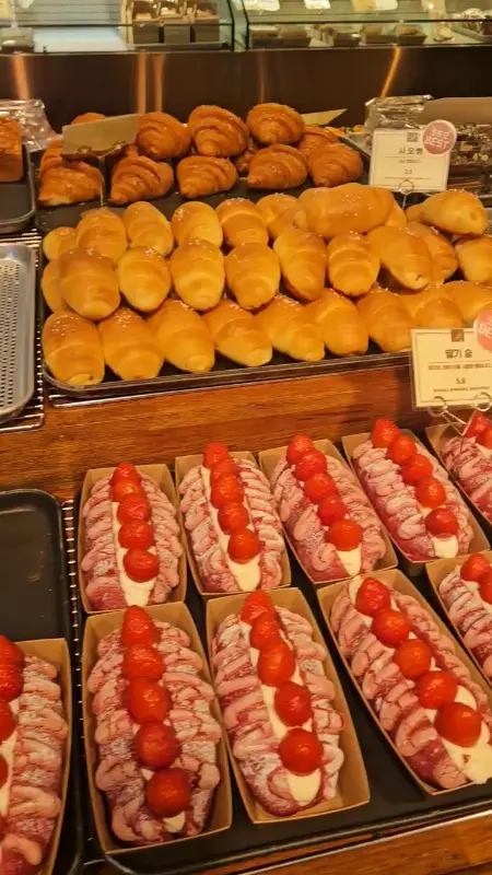 진열대에 가지런히 놓인 빵들