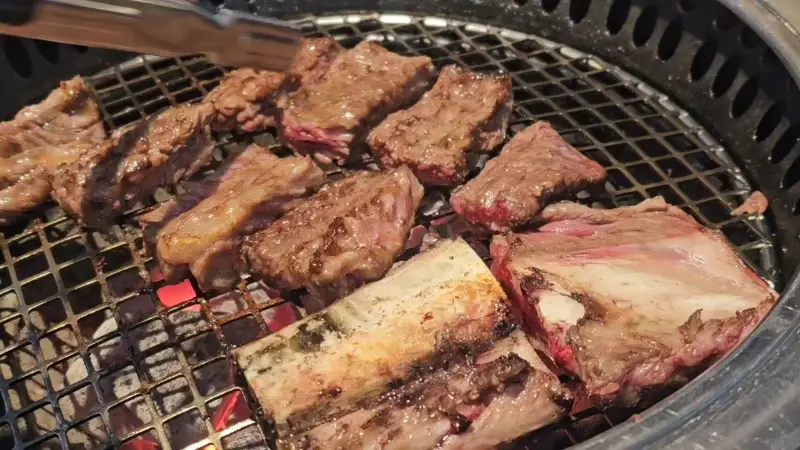 숯불 위에서 익어가는 갈비