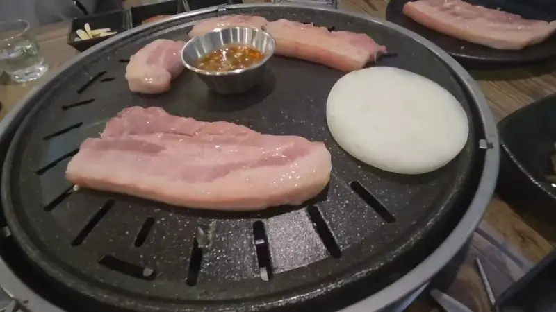 불판 위에서 맛있게 익어가는 오겹살