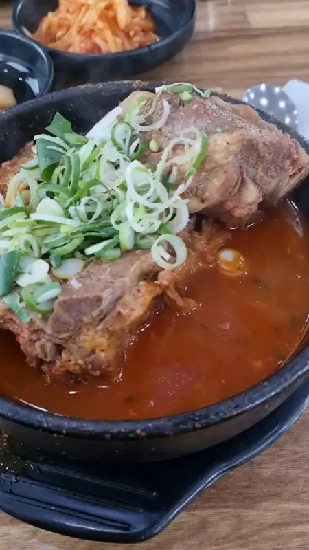 뼈에 붙은 살코기를 발라내는 모습