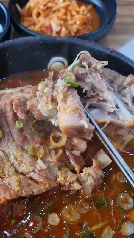 무생채와 함께 즐기는 뼈해장국