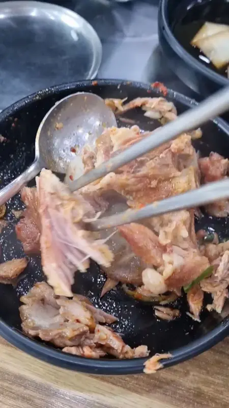 앞접시에 덜어 먹는 뼈해장국