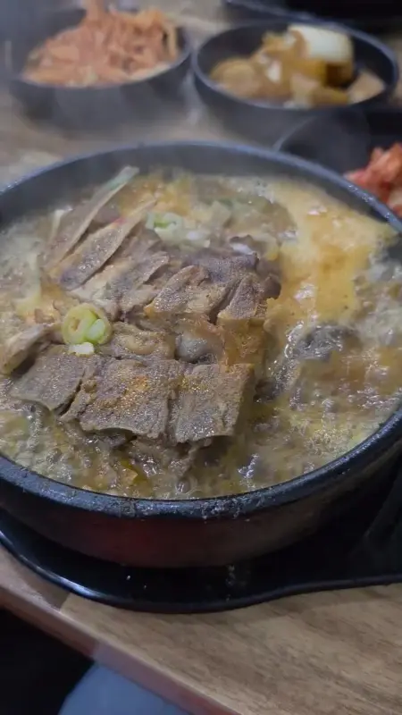 보글보글 끓는 뼈해장국