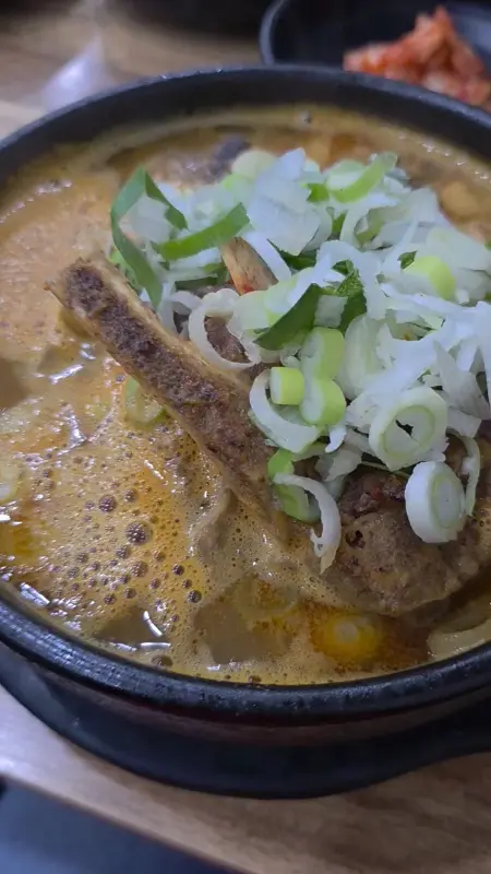 뚝배기에 담긴 뼈해장국