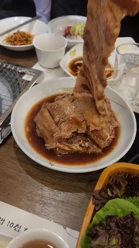 연잎밥에 들어간 연근, 밤, 대추 등 재료