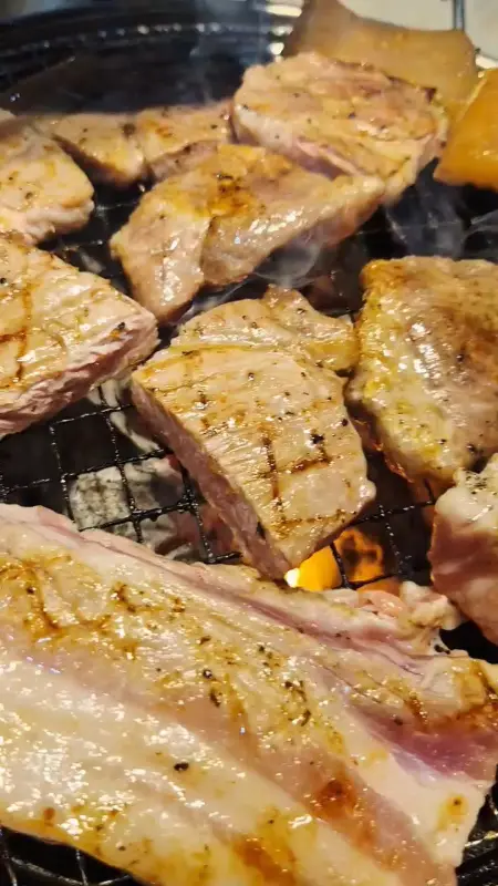 숯불 위에서 노릇하게 구워지는 통삼겹살