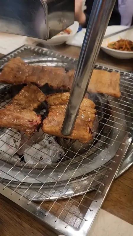 화로 위에서 구워지고 있는 돼지갈비
