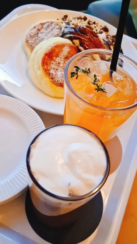 수플레 팬케이크와 음료