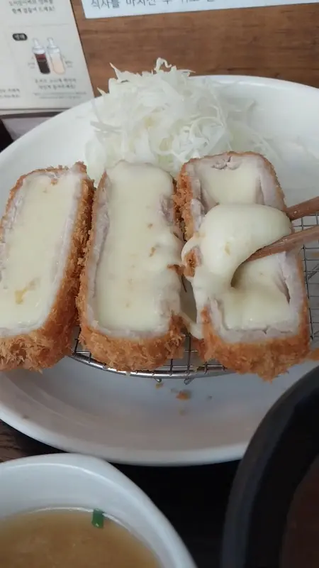 치즈가 듬뿍 들어간 치즈카츠의 먹음직스러운 모습