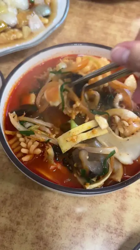 해산물이 푸짐하게 들어간 삼선짬뽕