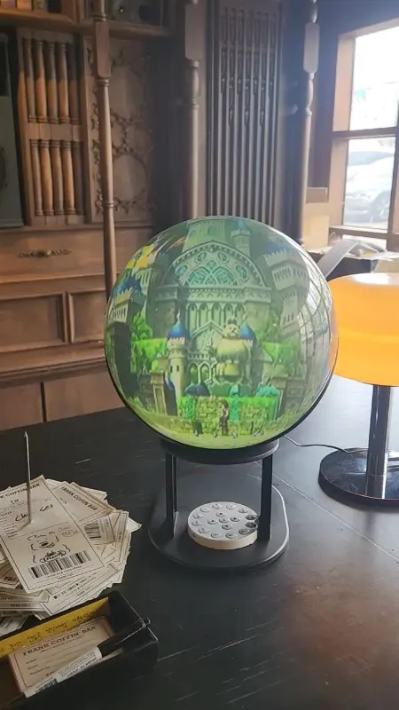 카페 내부에 놓인 지구본 모양의 장식품