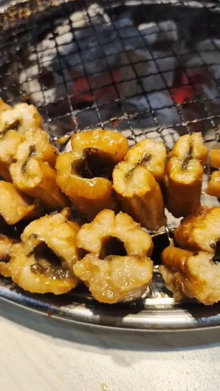 노릇하게 구워진 돼지 껍데기