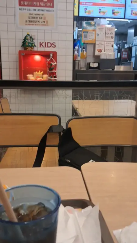 롯데리아 내부 테이블