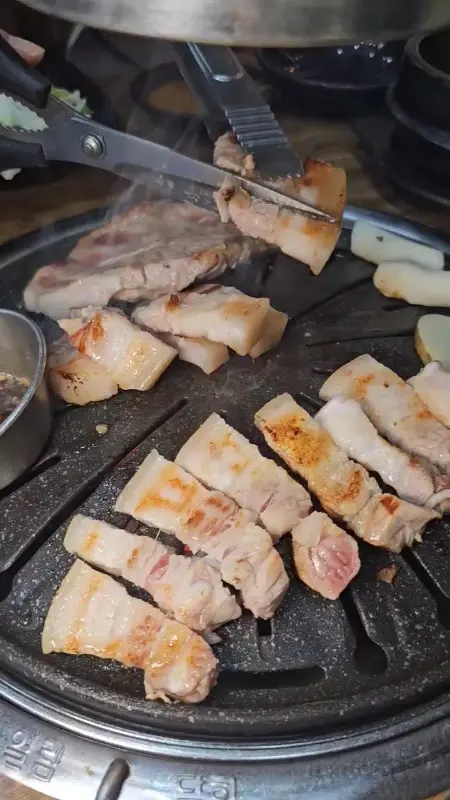 노릇하게 익어가는 삼겹살