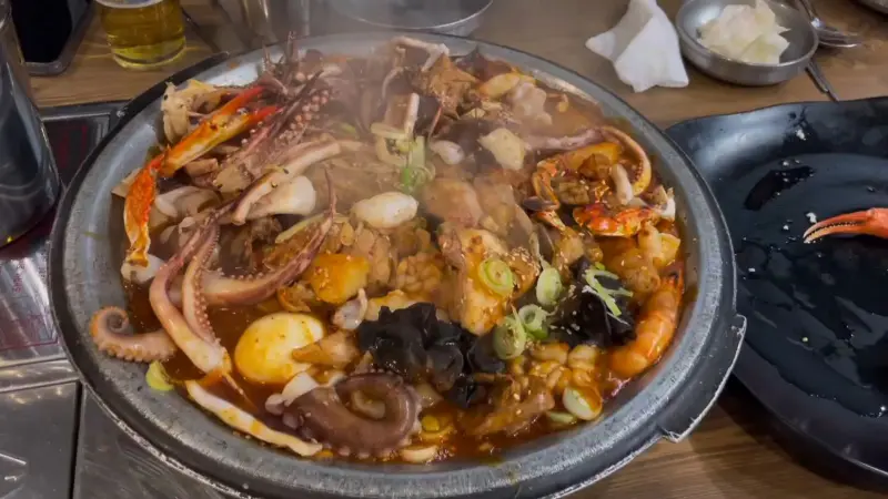 해물과 닭고기가 듬뿍 들어간 해물닭볶이