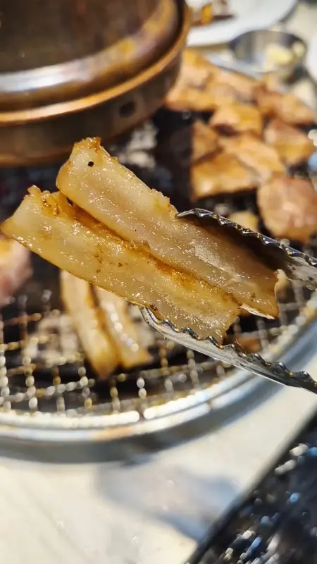 윤기가 흐르는 돼지 껍데기