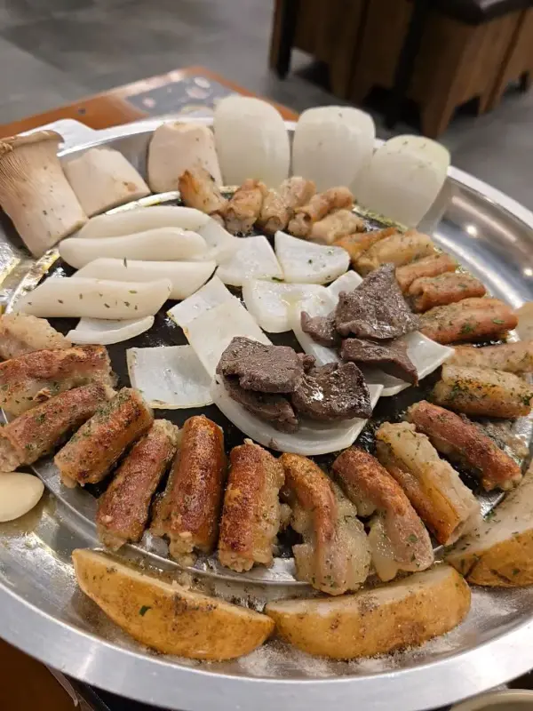 곱창, 막창, 염통, 떡, 버섯, 양파 등이 푸짐하게 담긴 한 판