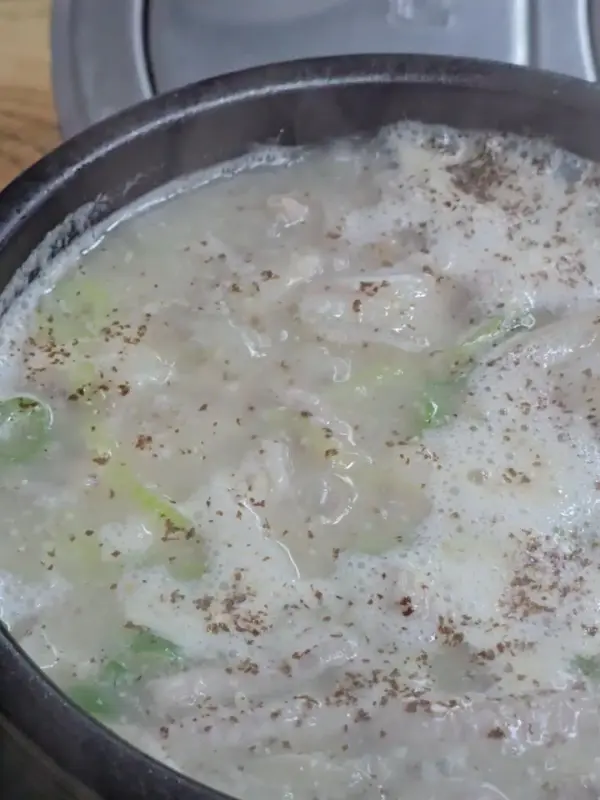 뽀얀 국물이 인상적인 순대국밥