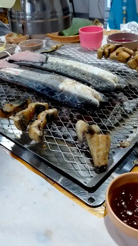 숯불에 구워지는 장어