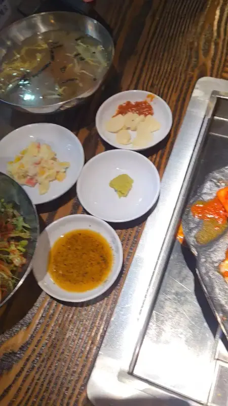 돌판 위에 짜파게티, 계란후라이, 치즈가 올려져 있는 모습