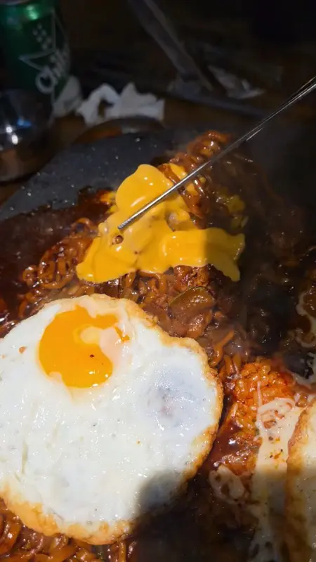 돌판 짜파게티에 치즈를 올리는 모습