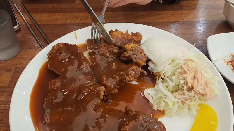 돈까스를 자르는 모습