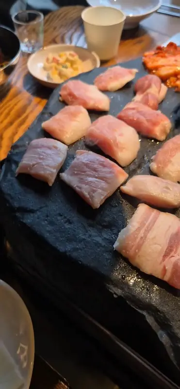 돌판 위에 고기를 굽는 모습