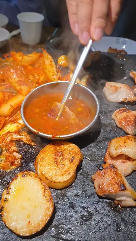 고기를 소스에 찍어 먹는 모습