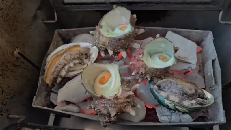 전복과 뿔소라 굽는 영상