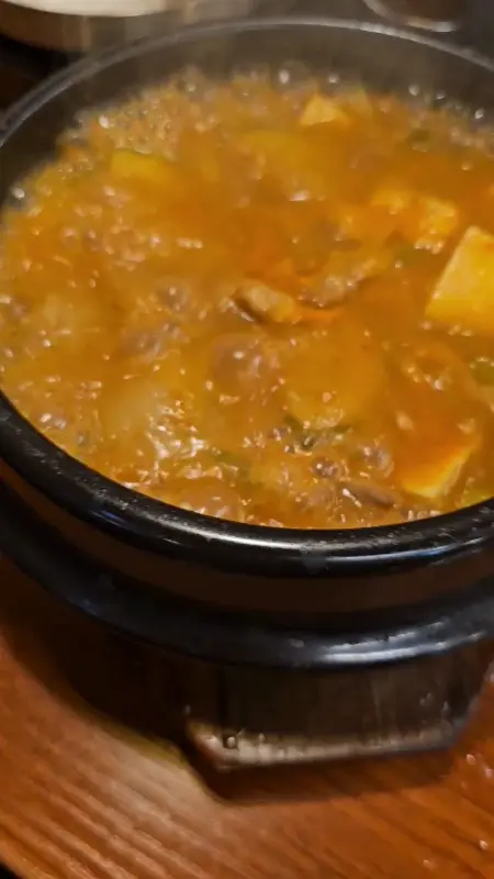 뚝배기에 담겨 보글보글 끓는 된장찌개의 모습