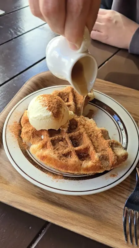 츄로스 크로플에 시럽을 뿌리는 모습