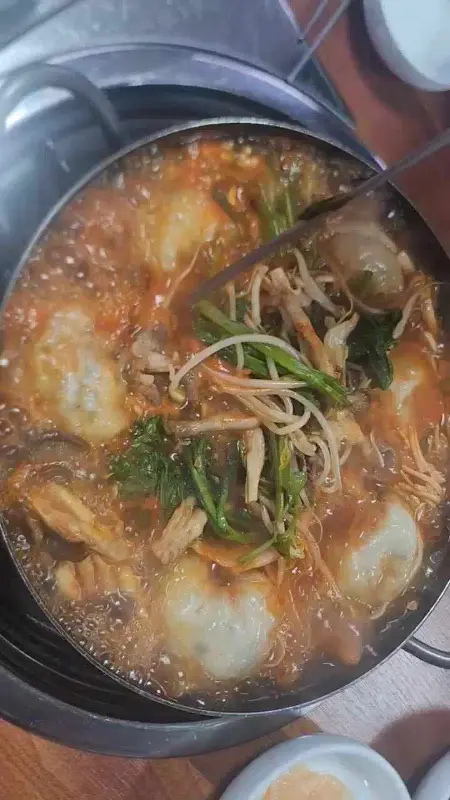 보글보글 끓고 있는 만두전골
