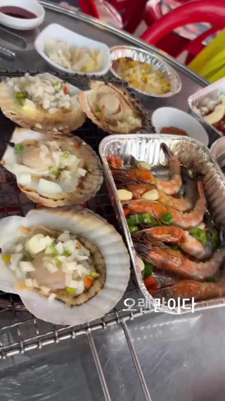 가리비와 새우가 석쇠 위에서 맛있게 구워지고 있는 모습