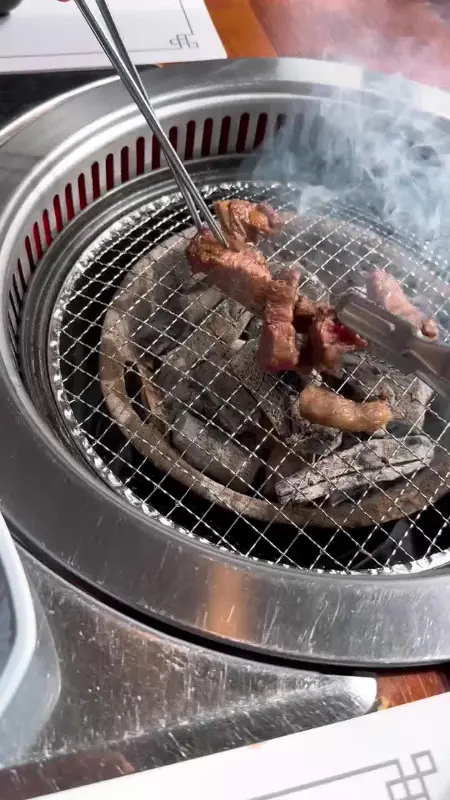 숯불 위에서 지글거리는 한우