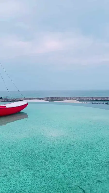 잔잔한 파도가 치는 쏠비치 해변. 붉은색 조형물이 포인트가 된다.