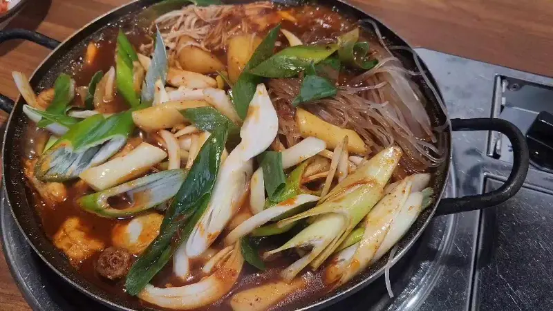 푸짐한 양의 닭고기, 감자, 떡, 파 등이 들어간 닭도리탕