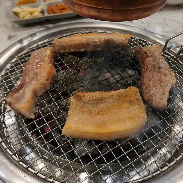 불판 위에서 맛있게 익어가는 삼겹살