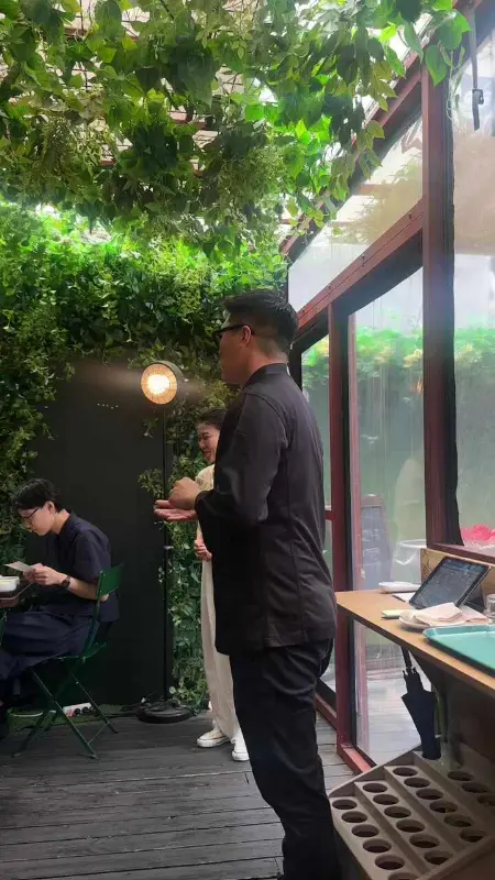 싱그러운 식물로 둘러싸인 테라스 좌석