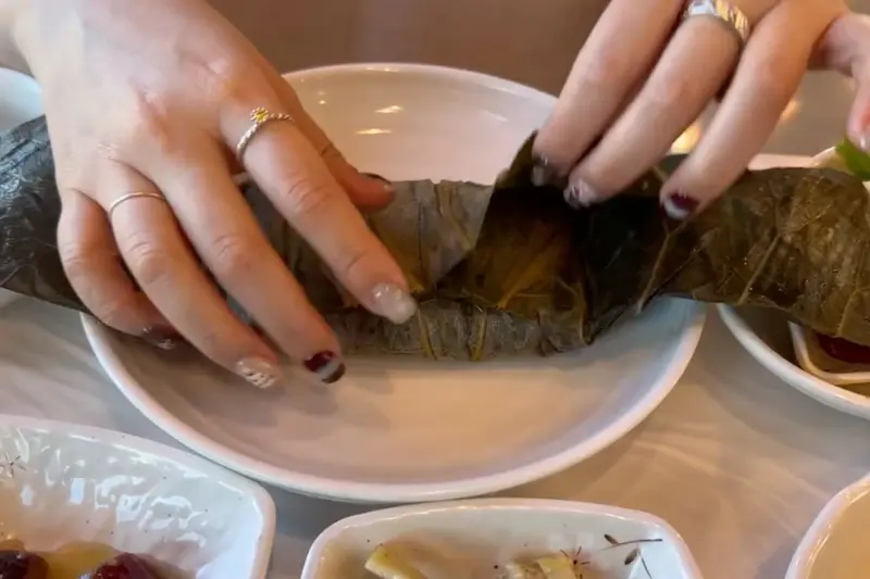 연잎밥을 펼치는 모습