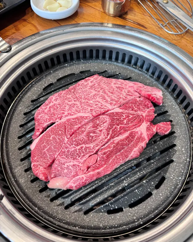 숯불 위에서 익어가는 한우 꽃등심