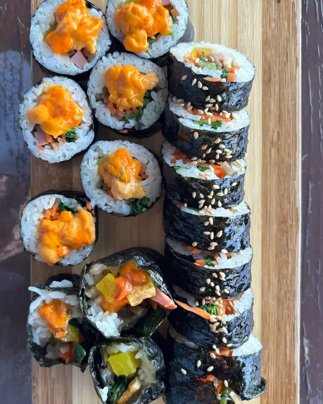 성게알과 각종 채소가 조화롭게 어우러진 김밥