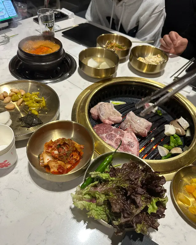 숯불 위에서 익어가는 숙성 삼겹살