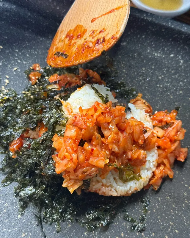 볶음밥을 만드는 모습