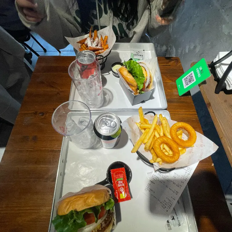 푸짐한 수제버거와 사이드 메뉴