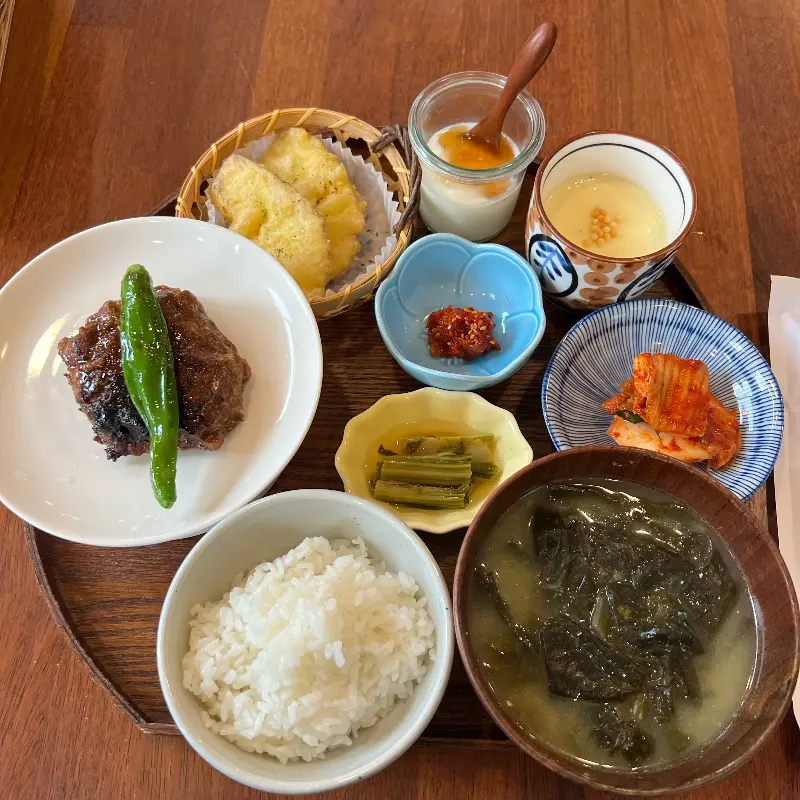 깔끔한 내부, 혼밥도 문제없다!