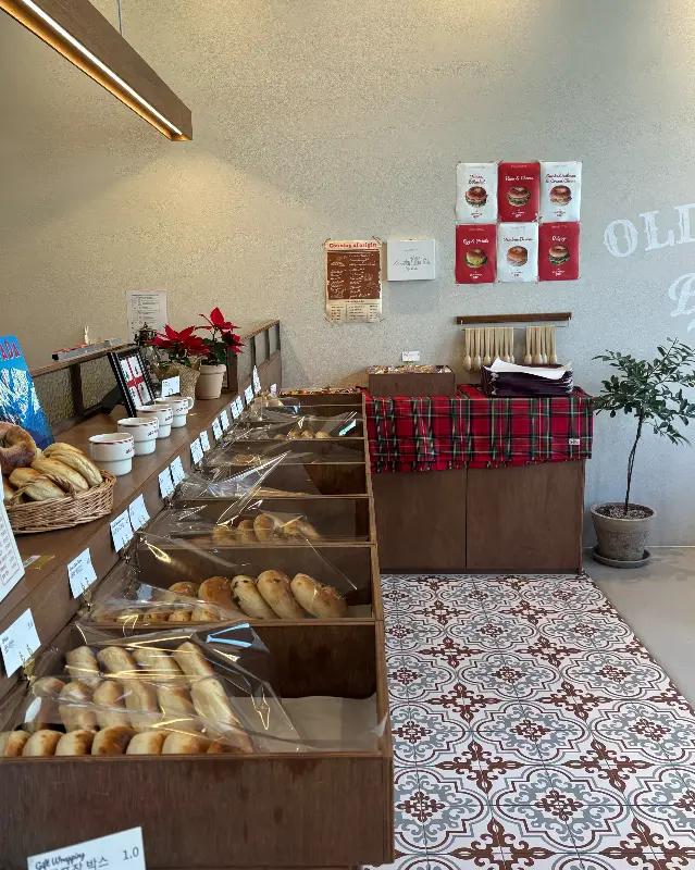 다양한 종류의 베이글이 진열된 모습